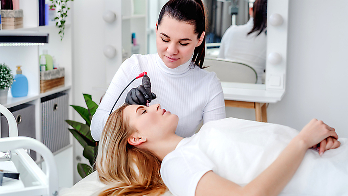 포토 JPG 해외이미지 여자 실내 상반신 성인 두명 앞모습 옆모습 눕기 눈감음 작업 그리기 눈썹 집중 시술 눈썹문신 성인여자만 해외포토 얼굴 뷰포인트 컨셉 모션 사람 내부 문신 여자만 성인만 파일형식 이미지허브