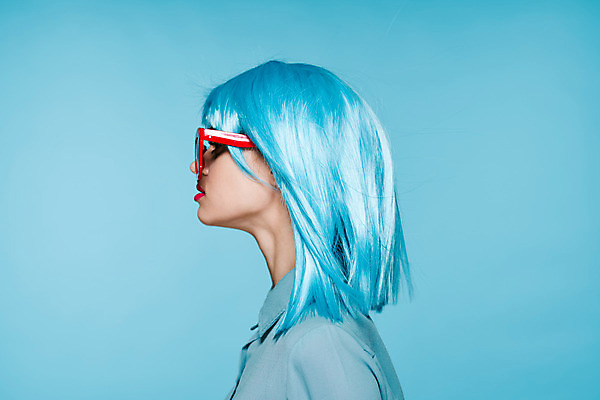 포토 JPG 해외이미지 여자 하늘색 한명 상반신 성인 옆모습 선글라스 가발 성인여자한명만 힙스터 해외포토 1 패션 안경 뷰포인트 사람 파란색 여자한명만 성인여자만 파일형식 이미지허브