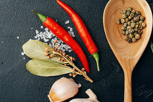 포토 JPG 해외이미지 식재료 검은배경 실내 마늘 사람없음 향신료 홍고추 나무숟가락 굵은소금 월계수 통후추 해외포토 백그라운드 채소 고추 내부 숟가락 검은색 소금 후추 향미료 파일형식 이미지허브