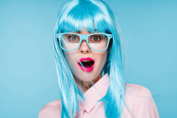 포토 JPG 해외이미지 여자 하늘색 입벌림 한명 상반신 성인 앞모습 놀람 가발 성인여자한명만 안경낌 힙스터 해외포토 1 패션 감정 안경 뷰포인트 표정 사람 파란색 여자한명만 성인여자만 파일형식 이미지허브