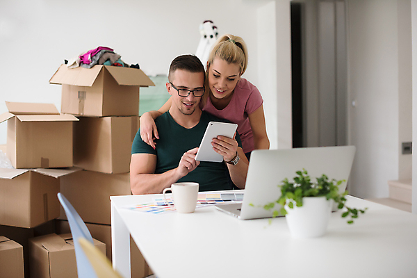 포토 JPG 해외이미지 부부 여자 남자 행복 화분 화초 사다리 안기 사랑 들기 상반신 성인 두명 옆모습 컵 노트북 상자 태블릿 책상 이삿짐 성인만 해외포토 식물 식기 커플 감정 뷰포인트 가구 모션 사람 전자제품 스마트기기 도구 이사 파일형식 이미지허브