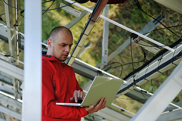 포토 JPG 해외이미지 주간 남자 한명 들기 상반신 성인 야외 옆모습 노트북 태양에너지 집열판 성인남자한명만 해외포토 자연요소 1 뷰포인트 모션 사람 전자제품 그린에너지 남자한명만 성인남자만 파일형식 이미지허브