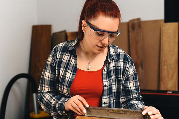 포토 JPG 해외이미지 백인 직업 디자인 여자 안경 가구 사업가 청소년 기술 실내 관리 창조 한명 미소 취미 목재 가로 연필 잡기 작업 비즈니스우먼 작업실 닫기 제조 널 계획 천 종업원 목수 집중 측정 그림 열정 목공예 주인 계량기 빨간머리 차고 프로젝트 중소기업 해외포토 서양인 나무 1 헤어스타일 잡화 감정 생활용품 컨셉 회사 비즈니스 재료 모션 학용품 표정 사람 내부 필기구 직물 직장인 공예 파일형식 이미지허브