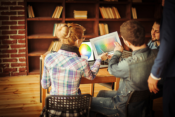 포토 JPG 해외이미지 직업 디자인 옷 남자 문화 비즈니스 함께함 실내 사람 앉기 20대 내부 그래픽 가로 세명 노트북 사무실 알약 유행 카메라 비즈니스우먼 그룹 팔레트 시원함 토론 디자이너 직원 시작 브레인스토밍 해외포토 여자 컨셉 모션 청년 전자제품 약 직장인 파일형식 이미지허브