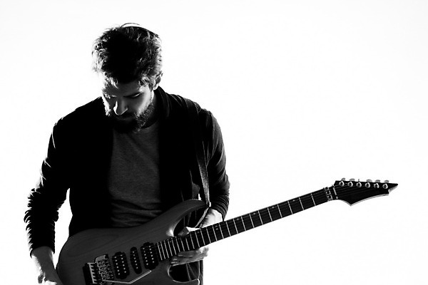 포토 JPG 해외이미지 남자 연주 흑백 한명 상반신 성인 앞모습 기타 매기 기타리스트 로큰롤 락스타 성인남자한명만 내려보기 해외포토 1 음악 뷰포인트 모션 현악기 촬영기법 사람 연주자 남자한명만 성인남자만 파일형식 이미지허브