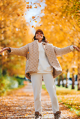 포토 JPG 해외이미지 응시 공원 여자 한명 미소 성인 야외 가을풍경 가을 잡기 숲 성인여자한명만 해외포토 1 시선 계절 공공시설 모션 표정 사람 풍경 여자한명만 성인여자만 파일형식 가을_계절 이미지허브
