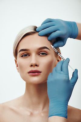 포토 JPG 해외이미지 백인 모델 손 여자 컨셉 주사기 한명 들기 상반신 성인 앞모습 신체부위 뷰티 피부관리 흰배경 수술장갑 주사약 테라피 리프팅 이마 성인여자한명만 해외포토 서양인 1 뷰포인트 장갑 백그라운드 의료기기 모션 사람 약 흰색 여자한명만 성인여자만 파일형식 이미지허브