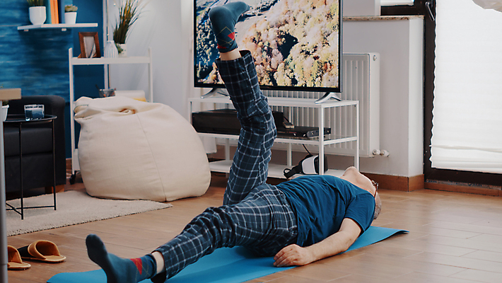 포토 JPG 해외이미지 전신 라이프스타일 노년 남자 거실 요가 건강 한명 옆모습 운동복 눕기 운동 스트레칭 매트 연습 다리들기 노인남자한명만 해외포토 1 웰빙 옷 뷰포인트 모션 사람 성인 생활 남자한명만 노인남자만 파일형식 이미지허브