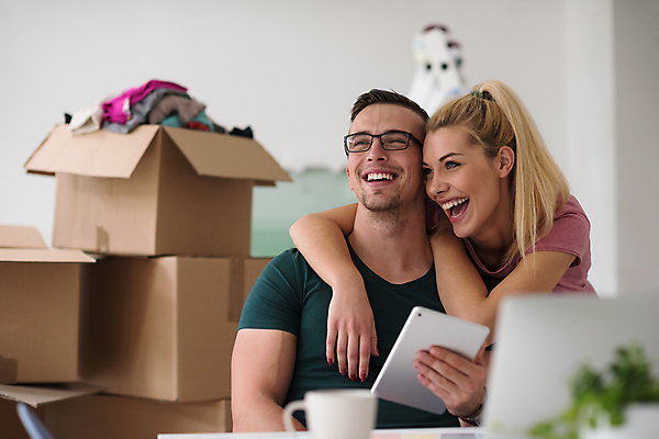 포토 JPG 해외이미지 부부 여자 남자 행복 화초 사다리 안기 사랑 들기 상반신 성인 두명 옆모습 컵 노트북 상자 태블릿 책상 이삿짐 성인만 해외포토 식물 식기 커플 감정 뷰포인트 가구 모션 사람 전자제품 스마트기기 도구 이사 파일형식 이미지허브