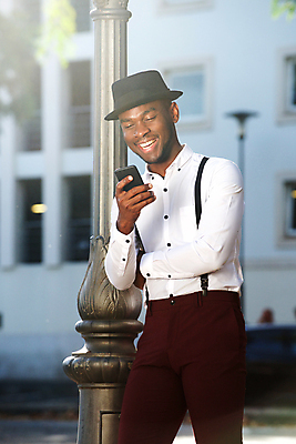 포토 JPG 해외이미지 모델 1 라이프스타일 손 응시 옷 남자 행복 백그라운드 신체 가로등 텍스트 모바일 거리 한명 웃음 사람 성인 야외 스마트폰 유행 우주 검은색 기댐 표현 잡기 도시 시원함 전화기 가득함 스마트 멜빵 복고 스타일 해외포토 시선 잡화 공공시설 감정 컬러 컨셉 모션 표정 생활 신체부위 핸드폰 스마트기기 파일형식 이미지허브