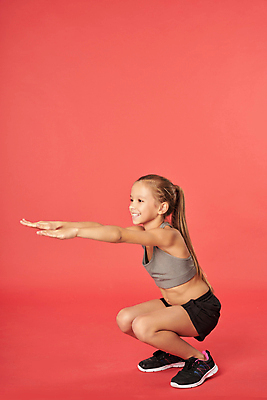 포토 JPG 해외이미지 전신 백인 여자 행복 어린이 스포츠 백그라운드 실내 건강 한명 미소 앉기 빨간색 세로 운동복 운동 귀여움 스트레칭 연습 긍정 체조 고립 카피스페이스 해외포토 서양인 1 옷 감정 컬러 컨셉 모션 표정 사람 내부 공백 파일형식 이미지허브