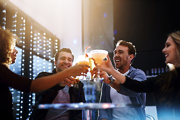 포토 JPG 해외이미지 손 여자 남자 술잔 들기 여러명 성인 빛 파티 칵테일 음주 건배 성인만 해외포토 다수 모션 잔 주류 사람 이벤트 신체부위 파일형식 이미지허브