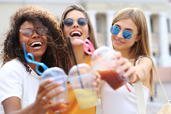 포토 JPG 해외이미지 모델 라이프스타일 응시 여자 행복 음료 백그라운드 컨셉 3 미소 웃음 사람 소녀 20대 야외 10대 세명 친구 청춘 유행 우정 수확 가을 칵테일 시원함 캡모자 필터 스타일 힙스터 해외포토 모자_잡화 시선 계절 패션 감정 어린이 농업 관계 청소년 주류 표정 청년 생활 파일형식 이미지허브