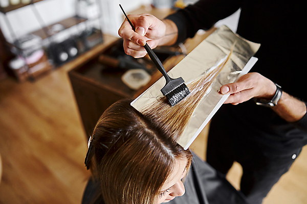 포토 JPG 해외이미지 백인 여자 남자 실내 들기 상반신 성인 두명 앞모습 옆모습 아웃포커스 붓 미용실 미용사 바르기 머리손질 머리염색 탈색 성인만 해외포토 서양인 직업 뷰포인트 모션 촬영기법 사람 내부 뷰티 뷰티샵 염색 파일형식 이미지허브