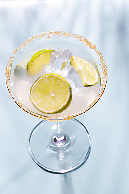 포토 JPG 해외이미지 잔 실내 사람없음 얼음 설탕 파란배경 라임 모히토 해외포토 자연요소 식기 백그라운드 과일 내부 파란색 칵테일 파일형식 이미지허브