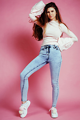 포토 JPG 해외이미지 백인 1 여자 분홍색 백그라운드 이동 모션 성공 한명 사람 성인 10대 에너지 흰색 청바지 시원함 흥분 생강 빨간머리 고립 진짜 해외포토 서양인 헤어스타일 감정 컬러 컨셉 채소 바지 청소년 파일형식 이미지허브