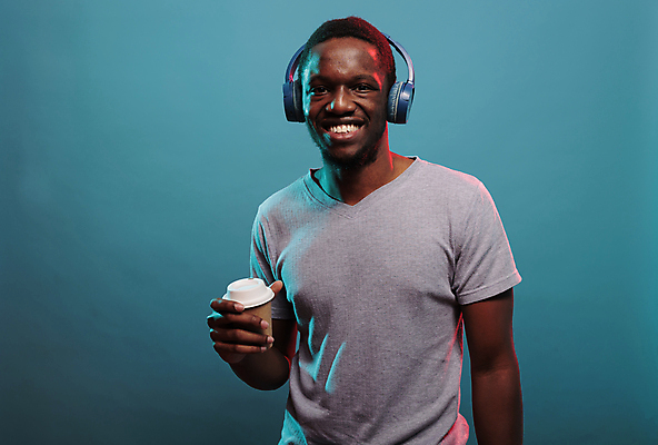 포토 JPG 해외이미지 남자 커피 흑인 실내 한명 웃음 들기 상반신 성인 앞모습 헤드셋 즐거움 노래감상 성인남자한명만 해외포토 서양인 1 감정 음료 뷰포인트 음향기기 모션 표정 사람 내부 헤드폰 음악감상 남자한명만 성인남자만 파일형식 이미지허브