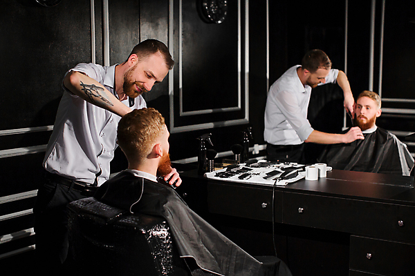 포토 JPG 해외이미지 백인 직업 라이프스타일 헤어스타일 손 남자 2 비즈니스 수염 실내 사람 두명 뷰티 머리 유행 상점 검은색 머리빗 업무 미용사 이발 자르기 고객 서비스 몸단장 빨간머리 이발소 다듬기 돌봄 스타일리스트 이발사 스타일 힙스터 해외포토 서양인 패션 컬러 모션 내부 생활 신체부위 미용용품 작업 뷰티샵 파일형식 이미지허브