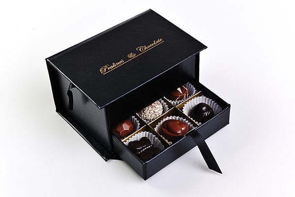 포토 JPG 해외이미지 디저트 선물 사람없음 상자 초콜릿 고급 달콤 흰배경 프랄린 해외포토 음식 백그라운드 컨셉 흰색 맛 파일형식 이미지허브