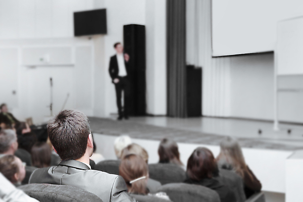 포토 JPG 해외이미지 전신 여자 남자 실내 서기 여러명 상반신 성인 뒷모습 아웃포커스 듣기 비즈니스맨 강의 강당 세미나 성인만 해외포토 뷰포인트 다수 비즈니스 모션 촬영기법 사람 내부 직장인 파일형식 이미지허브