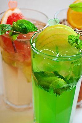 포토 JPG 해외이미지 오렌지 잔 실내 사람없음 아웃포커스 얼음 다양 레몬 민트 자몽 흰배경 라임 아이스티 이쑤시개장식 해외포토 자연요소 식기 음료 다수 백그라운드 과일 촬영기법 내부 장식 흰색 허브 이쑤시개 파일형식 이미지허브