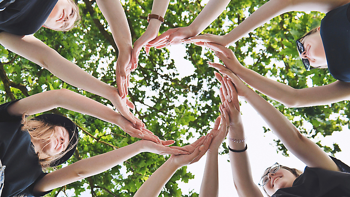포토 JPG 해외이미지 손 여자 로우앵글 함께함 여러명 상반신 성인 앞모습 옆모습 신체부위 평화 원형 손모으기 성인여자만 해외포토 도형 뷰포인트 다수 컨셉 사람 손짓 여자만 성인만 파일형식 이미지허브