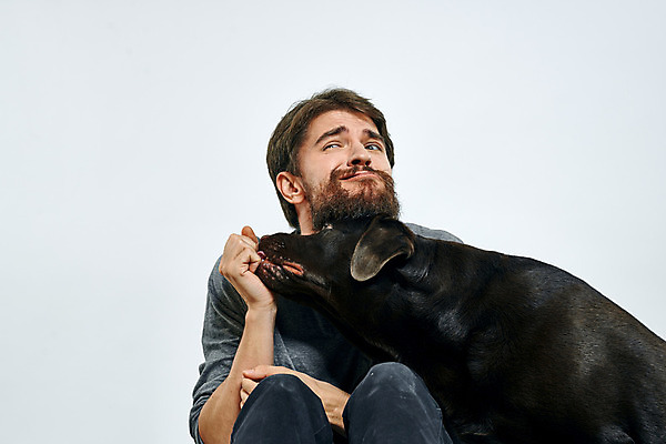 포토 JPG 해외이미지 백인 한마리 남자 반려견 함께함 실내 한명 상반신 성인 앞모습 친구 반려동물 주먹 우정 강아지 래브라도리트리버 즐거움 흰배경 냄새 성인남자한명만 해외포토 서양인 동물 1 감정 뷰포인트 백그라운드 컨셉 관계 모션 사람 내부 흰색 개 리트리버 남자한명만 성인남자만 파일형식 이미지허브