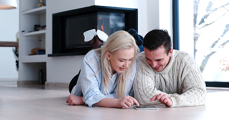 포토 JPG 해외이미지 라이프스타일 커플 남자 행복 결혼 인터넷 통신 남편 바닥 아파트 주택 함께함 사랑 미소 웃음 앉기 사람없음 태블릿 알약 디지털 스크린 낭만 터치 관찰 아내 네트워크 이메일 연결 만족 와이파이 나눔 소셜미디어 히스테리 해외포토 감정 컨셉 관계 모션 표정 사람 이벤트 건물 생활 전자제품 스마트기기 약 무선인터넷 파일형식 이미지허브