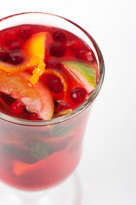 포토 JPG 해외이미지 오렌지 실내 근접촬영 사람없음 칵테일 흰배경 칵테일잔 라임 크랜베리 뱅쇼 해외포토 열매 뷰포인트 백그라운드 술잔 과일 주류 내부 와인 흰색 파일형식 이미지허브