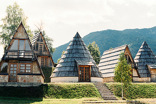 포토 JPG 해외이미지 나무 공원 건축양식 지붕 산 주택 잔디 사람없음 목재 초록색 계단 계곡 시골 원형 재산 삼각형 북쪽 원뿔 몬테네그로 전국 해외포토 도형 식물 공공시설 건축 컬러 재료 건물 금융 방향 파일형식 이미지허브
