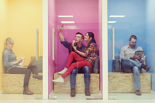 포토 JPG 해외이미지 전신 여자 남자 벽 들기 앉기 여러명 성인 노트북 스마트폰 태블릿 사무실 업무 비즈니스맨 비즈니스우먼 셀프카메라 성인만 해외포토 다수 비즈니스 모션 사람 전자제품 핸드폰 스마트기기 사진촬영 작업 직장인 파일형식 이미지허브