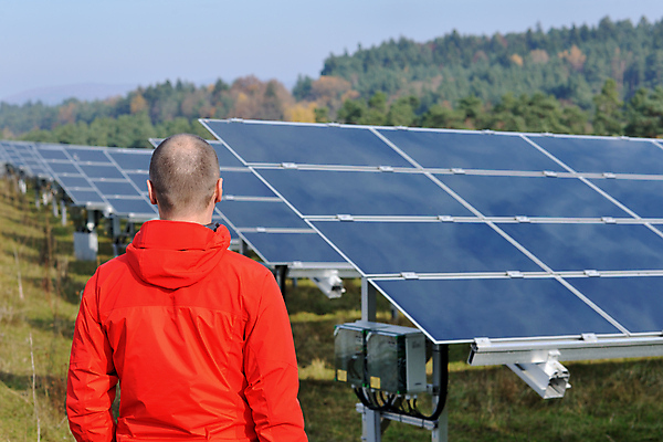 포토 JPG 해외이미지 주간 남자 산 한명 상반신 성인 야외 뒷모습 태양에너지 집열판 성인남자한명만 해외포토 자연요소 1 뷰포인트 사람 그린에너지 남자한명만 성인남자만 파일형식 이미지허브