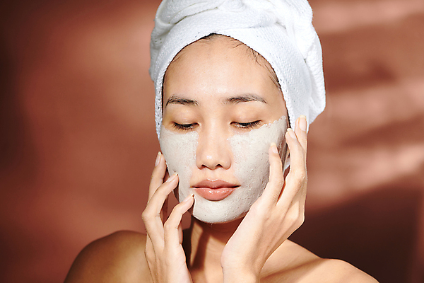 포토 JPG 해외이미지 여자 실내 두건 한명 동양인 손짓 상반신 성인 앞모습 수건 뷰티 눈감음 피부관리 팩 머드팩 성인여자한명만 갈색배경 해외포토 1 뷰포인트 백그라운드 모션 사람 인종 내부 위생용품 갈색 화장품 여자한명만 성인여자만 파일형식 이미지허브