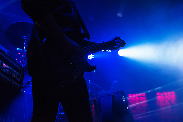 포토 JPG 해외이미지 남자 실루엣 음악 연주 한명 상반신 성인 옆모습 파란색 빛 축제 콘서트 기타 스포트라이트 락 락스타 성인남자한명만 해외포토 1 뷰포인트 컬러 현악기 문화예술 촬영기법 사람 공연 로큰롤 남자한명만 성인남자만 파일형식 이미지허브