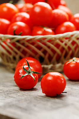 포토 JPG 해외이미지 토마토 방울토마토 실내 사람없음 바구니 가득함 담기 나무탁자 해외포토 채소 모션 탁자 내부 파일형식 이미지허브
