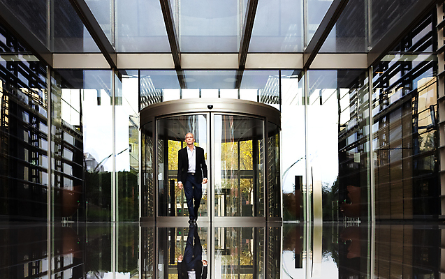 포토 JPG 해외이미지 주간 백인 직업 1 라이프스타일 남자 비즈니스 CEO 성공 한명 사람 정장 성인 야외 건물 사무실 반사 산책 도시 업무 비즈니스맨 자신감 우아함 전문직 옷입기 시티라이프 경영 카피스페이스 해외포토 자연요소 서양인 건축물 옷 감정 컨셉 모션 휴식 생활 공백 작업 직장인 파일형식 이미지허브