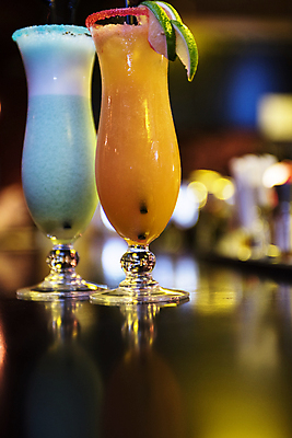 포토 JPG 해외이미지 실내 종류 사람없음 아웃포커스 칵테일 칵테일잔 라임 칵테일바 빛망울 해외포토 술잔 과일 주류 촬영기법 내부 빛 선술집 파일형식 이미지허브