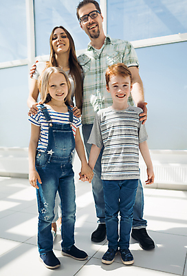 포토 JPG 해외이미지 전신 라이프스타일 여자 남자 딸 행복 어린이 가족 남편 함께함 서기 미소 소녀 소년 여러명 성인 앞모습 손잡기 아내 어깨에손 해외포토 감정 뷰포인트 다수 컨셉 관계 모션 표정 사람 생활 파일형식 이미지허브