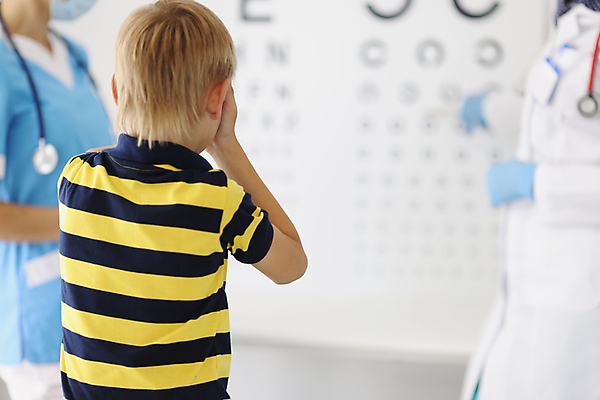 포토 JPG 해외이미지 직업 어린이 유니폼 청진기 노동자 거리 건강 병원 소년 두명 치료 사무실 약 장비 시험 환자 간호사 의사 긴급 닫기 편지 캐비닛 분석 약속 시력 비전 안과 헬프 검안사 해외포토 옷 교육 남자 컨셉 비즈니스 의학 의료기기 모션 사람 의료진 도움 사물함 파일형식 안경사 이미지허브