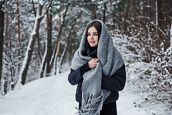 포토 JPG 해외이미지 주간 응시 여자 겨울 한명 상반신 성인 야외 옆모습 아웃포커스 목도리 감싸기 숄 성인여자한명만 해외포토 자연요소 1 시선 잡화 계절 뷰포인트 모션 촬영기법 사람 여자한명만 성인여자만 파일형식 이미지허브
