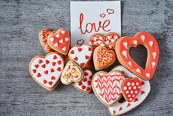 포토 JPG 해외이미지 손글씨 영어 종이 발렌타인데이 사랑 사람없음 빨간색 하이앵글 쿠키 쪽지 하트 프로스팅 해외포토 모양 문자 감정 뷰포인트 컬러 데이이벤트 디저트 제빵 파일형식 이미지허브