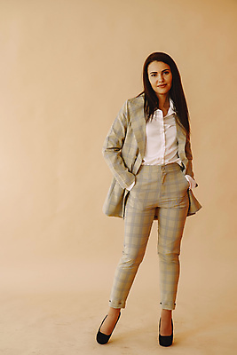 포토 JPG 해외이미지 백인 모델 1 라이프스타일 응시 드레스 여자 얼굴 백그라운드 셔츠 비즈니스 바지 자연 갈색머리 실내 한명 미소 사람 정장 성인 갈색 유행 맑음 검은색 봄 재킷 회색 흰색 내추럴 스타일 해외포토 서양인 헤어스타일 시선 옷 계절 컬러 상의 하의 날씨 표정 내부 생활 신체부위 외투 생태계 파일형식 이미지허브