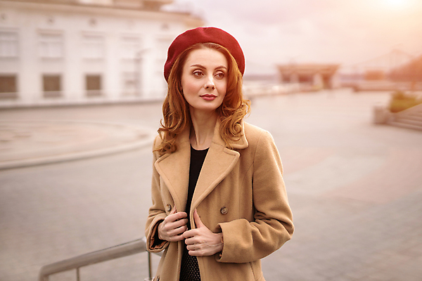 포토 JPG 해외이미지 백인 모델 라이프스타일 여자 행복 얼굴 백그라운드 비즈니스 거리 한명 사람 성인 건물 뷰티 유행 산책 공백 코트 흰색 도시 업무 비즈니스우먼 미녀 테이크아웃 판지 스타일 해외포토 서양인 1 건축물 감정 컬러 휴식 생활 신체부위 외투 작업 직장인 미인 파일형식 이미지허브