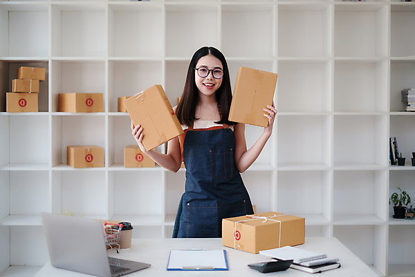 포토 JPG 해외이미지 여자 사업가 한명 웃음 들기 상반신 성인 앞모습 노트북 작업 비즈니스우먼 사장 택배상자 성인여자한명만 안경낌 해외포토 직업 1 안경 뷰포인트 비즈니스 모션 표정 사람 전자제품 상자 직장인 택배 여자한명만 성인여자만 파일형식 이미지허브