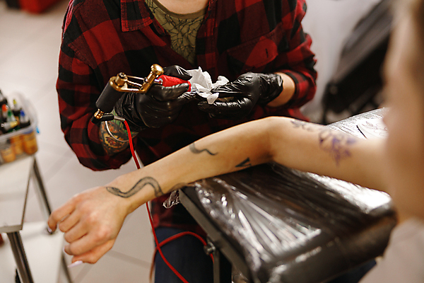 포토 JPG 해외이미지 여자 장갑 잉크 실내 들기 앉기 상반신 성인 두명 앞모습 신체부위 기구 문신 고객 준비 그림 팔 타투이스트 성인여자한명만 해외포토 직업 잡화 뷰포인트 모션 사람 내부 여자한명만 성인여자만 파일형식 이미지허브