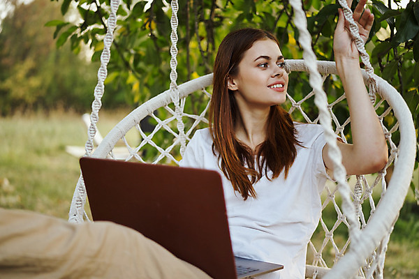 포토 JPG 해외이미지 주간 응시 여자 여유 휴가 휴식 한명 앉기 상반신 성인 야외 앞모습 노트북 잡기 해먹 흔들의자 성인여자한명만 해외포토 자연요소 1 시선 감정 뷰포인트 컨셉 의자 모션 사람 전자제품 침대 여자한명만 성인여자만 파일형식 이미지허브