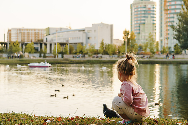 포토 JPG 해외이미지 주간 전신 서양인 응시 공원 여자 물결 어린이 조류 한명 야외 뒷모습 아웃포커스 강 햇빛 반사 웅크림 소녀한명만 해외포토 자연요소 외국인 동물 1 시선 공공시설 뷰포인트 모션 촬영기법 사람 태양 여자한명만 소녀만 파일형식 이미지허브
