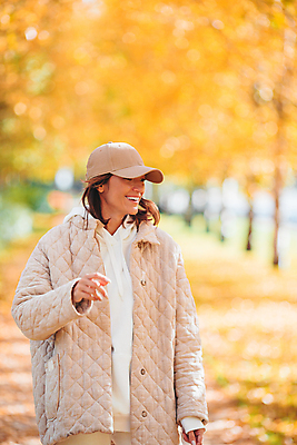 포토 JPG 해외이미지 응시 공원 여자 한명 미소 성인 야외 가을풍경 가을 잡기 숲 성인여자한명만 해외포토 1 시선 계절 공공시설 모션 표정 사람 풍경 여자한명만 성인여자만 파일형식 가을_계절 이미지허브