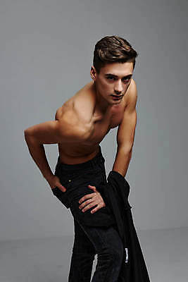 포토 JPG 해외이미지 백인 응시 남자 포즈 회색배경 실내 숙이기 한명 상반신 성인 옆모습 근육질 성인남자한명만 바디프로필 해외포토 서양인 1 시선 뷰포인트 백그라운드 근육 사람 내부 헬스 회색 몸매 남자한명만 성인남자만 파일형식 이미지허브