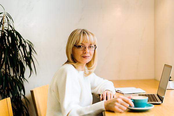 포토 JPG 해외이미지 백인 직업 라이프스타일 응시 노년 커피 음료 중년 비즈니스 성공 휴식 실내 한명 사람 앉기 성인 노트북 컴퓨터 사무실 독서 상점 공책 카페 머그컵 타이핑 업무 비즈니스우먼 우아함 경영자 온라인 전자상거래 따뜻한음료 소셜 옛날 프리랜서 해외포토 서양인 1 시선 여자 컨셉 모션 문구용품 내부 생활 컵 전자제품 작업 직장인 리더 파일형식 이미지허브